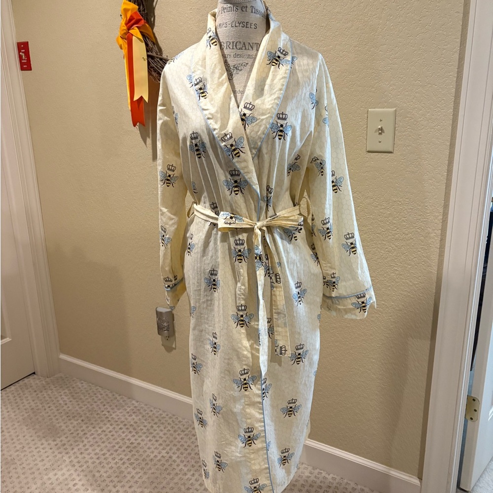 Elegant Cream Bee Patterned Women's Robe